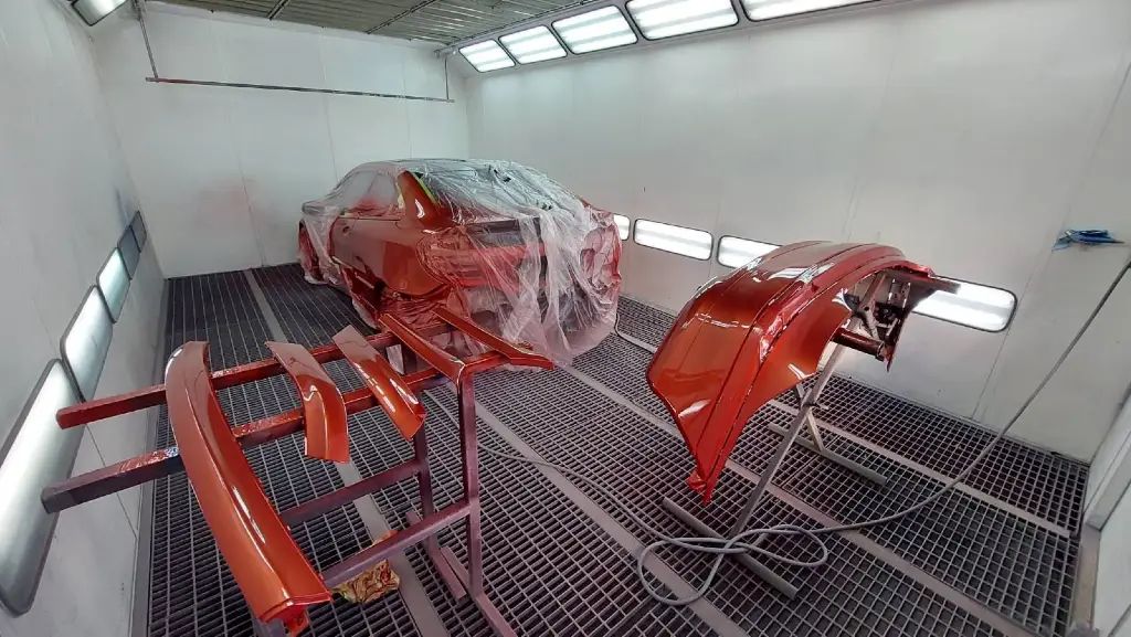 Farbanje sportskog automobila u crvenu boju - Auto Paint Centar farbanje vozila