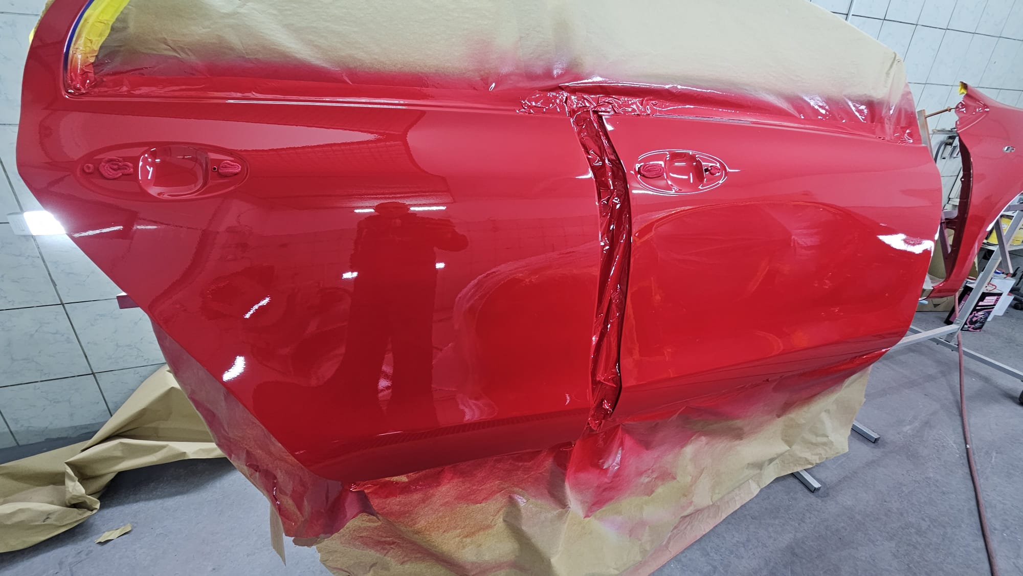 Farbanje prednjeg branika u crvenu boju